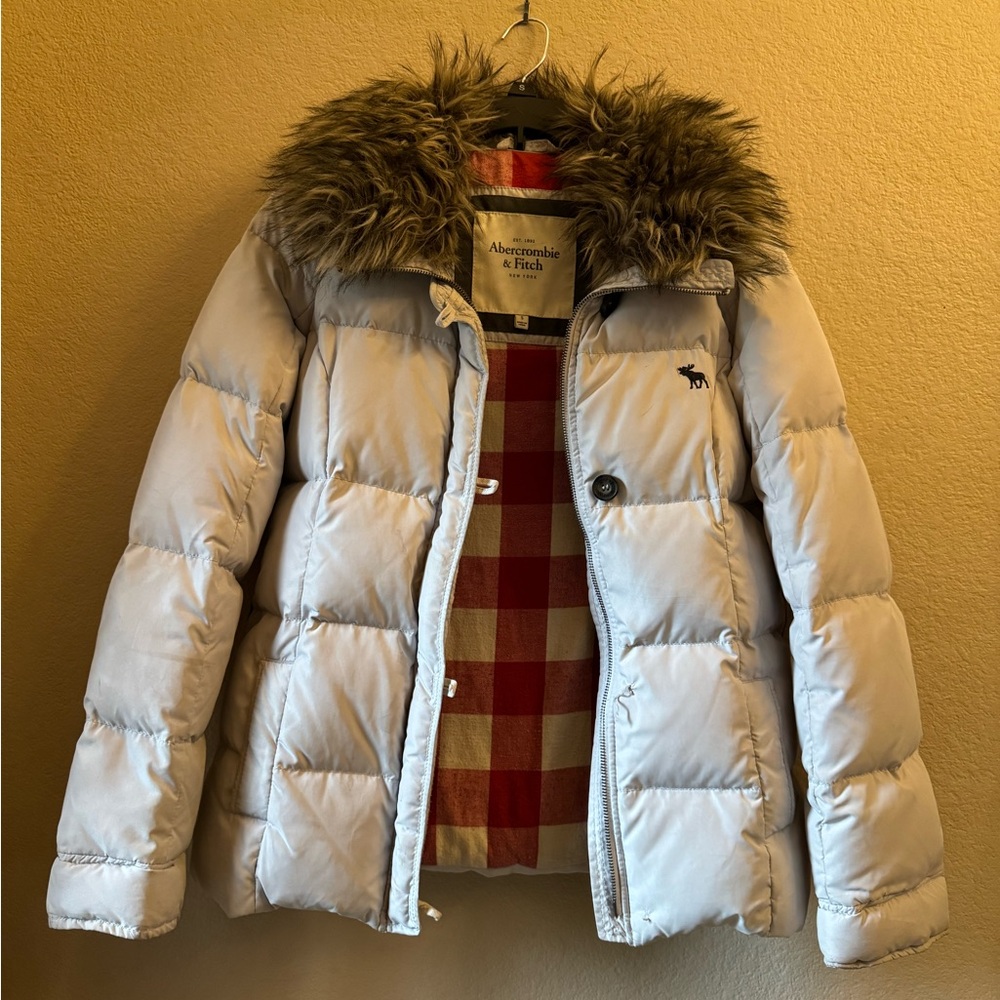 Abercrombie & Fitch Women's Vintage Cream Puffer Jacket with Faux Fur Trim
